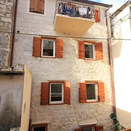 Studio Komiza 3035e Βις